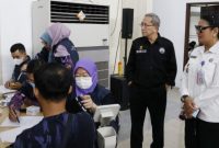 Potret: Pemeriksaan tes Urine untuk Kesehatan Sopir dan Kondektur guna memastikan mereka bebas dari narkoba. (Dok. Istimewa) 