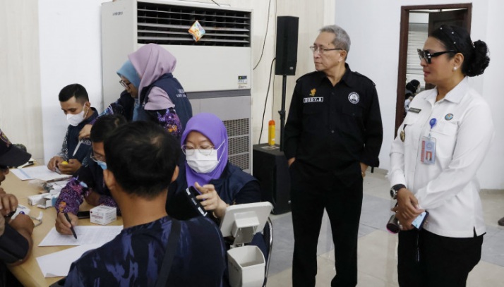 Potret: Pemeriksaan tes Urine untuk Kesehatan Sopir dan Kondektur guna memastikan mereka bebas dari narkoba. (Dok. Istimewa) 