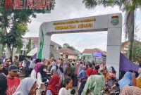 Foto: Masyarakat Kecamatan Kemiri yang menunggu antrian sembako murah. (Dok. MCCK Kemiri) 