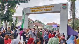 Foto: Masyarakat Kecamatan Kemiri yang menunggu antrian sembako murah. (Dok. MCCK Kemiri) 