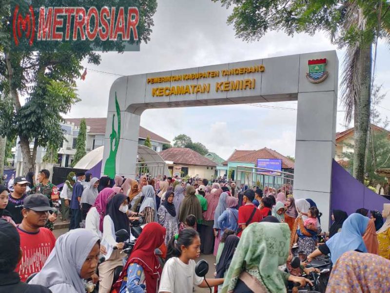 Foto: Masyarakat Kecamatan Kemiri yang menunggu antrian sembako murah. (Dok. MCCK Kemiri) 