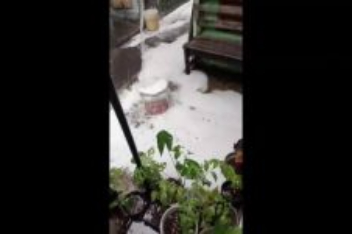 Fenomena hujan beruih dan berbusa di Tasikmalaya Jawa Barat. (Istimewa)