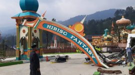 Pembongkaran bangunan ilegal di Hibisc Fantasy Puncak Bogor terus berlanjut. Proses ini disaksikan warga, dengan target selesai sebelum Lebaran. (Istimewa)