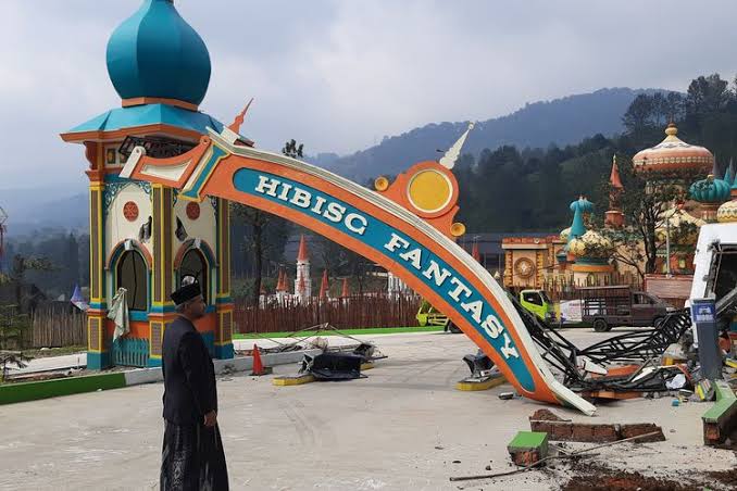 Pembongkaran bangunan ilegal di Hibisc Fantasy Puncak Bogor terus berlanjut. Proses ini disaksikan warga, dengan target selesai sebelum Lebaran. (Istimewa)