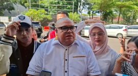 Meski sempat berseteru, Razman Nasution kini ingin memberikan dukungan kepada Nikita Mirzani yang tengah ditahan di Polda Metro Jaya. (istimewa)