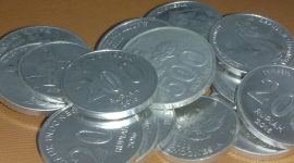 Uang receh logam yang disepelekan masyarakat Indonesia ternyata memiliki segundang manfaat. Selain itu, bagi siapa saja yang menolak melakukan transaksi dengan menggunakan uang receh logam akan ada ancaman sanksi pidana kurungan dan denda. (Istimewa)