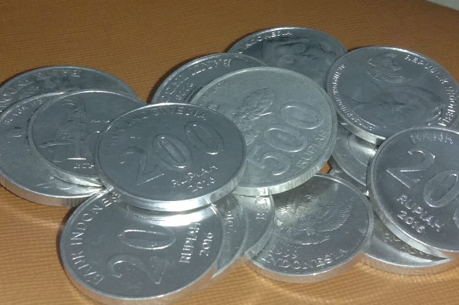 Uang receh logam yang disepelekan masyarakat Indonesia ternyata memiliki segundang manfaat. Selain itu, bagi siapa saja yang menolak melakukan transaksi dengan menggunakan uang receh logam akan ada ancaman sanksi pidana kurungan dan denda. (Istimewa)