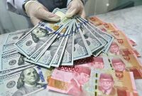 Potret Ilustrasi mata uang Rupiah tak berdaya dihadapan dolar AS. (Istimewa)
