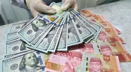 Potret Ilustrasi mata uang Rupiah tak berdaya dihadapan dolar AS. (Istimewa)