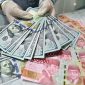 Potret Ilustrasi mata uang Rupiah tak berdaya dihadapan dolar AS. (Istimewa)