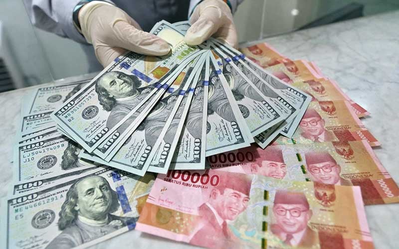 Potret Ilustrasi mata uang Rupiah tak berdaya dihadapan dolar AS. (Istimewa)