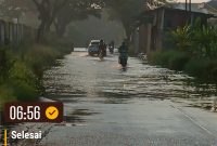 Potret Jalan Arya Kemuning, Kelurahan Periuk, Kecamatan Periuk, Kota Tangerang, Banten, sudah lebih dari satu tahun terendam banjir. (Tangkapan Layar)