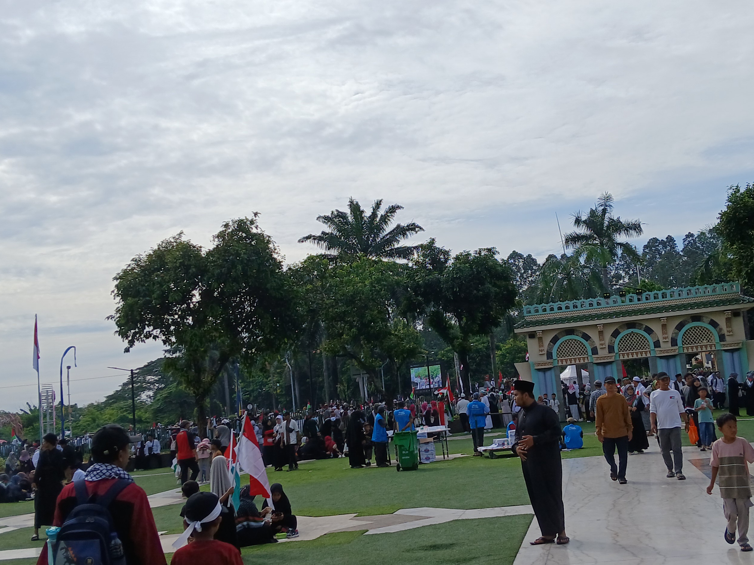 Masyarakat Kota Tangerang mulai meninggalkan kegiatan aksi bela Palestina.