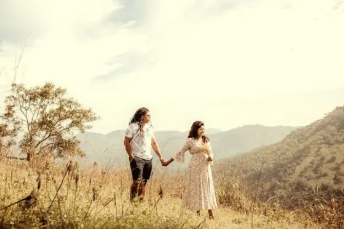Pasangan mengenakan baju couple lamaran 2025, tampil serasi dengan kebaya, gamis, dan jas modern dalam nuansa pastel, floral, hingga glamor elegan.