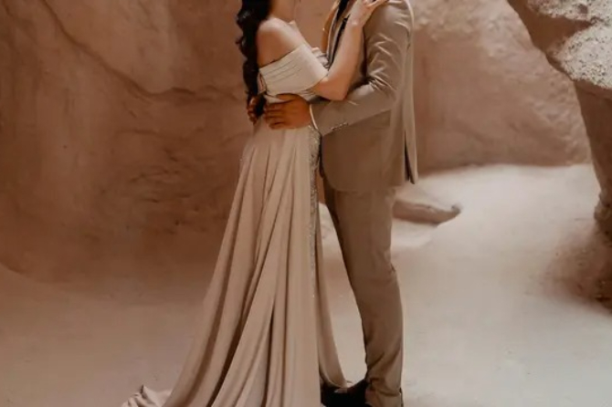 Pasangan mengenakan baju couple lamaran 2025, tampil serasi dengan kebaya, gamis, dan jas modern dalam nuansa pastel, floral, hingga glamor elegan.