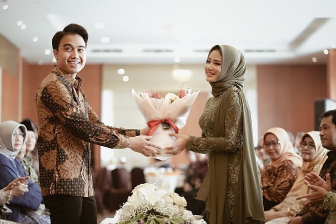Model baju couple lamaran 2025 (vncojewellery.com)
