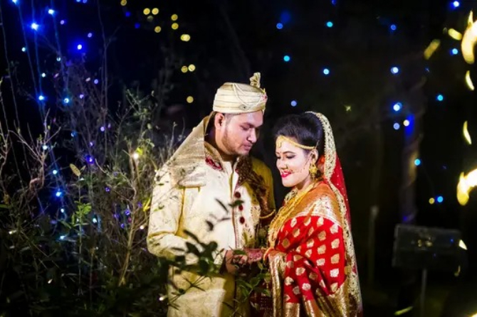 Pasangan mengenakan baju couple lamaran 2025, tampil serasi dengan kebaya, gamis, dan jas modern dalam nuansa pastel, floral, hingga glamor elegan.