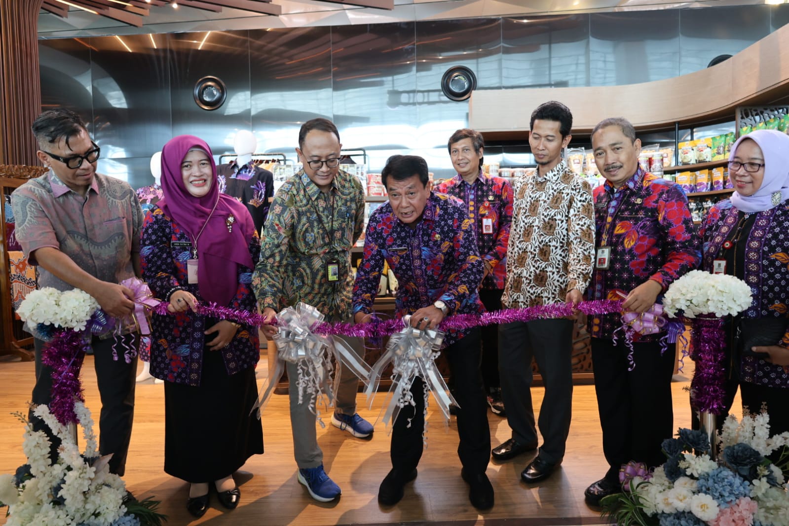 Gerai oleh-oleh UMKM Tangerang hadir di Terminal 3 Soekarno-Hatta, dorong produk lokal tembus pasar nasional dan internasional. Potret Bupati Tangerang Maesyal Rasyid saat peresmian