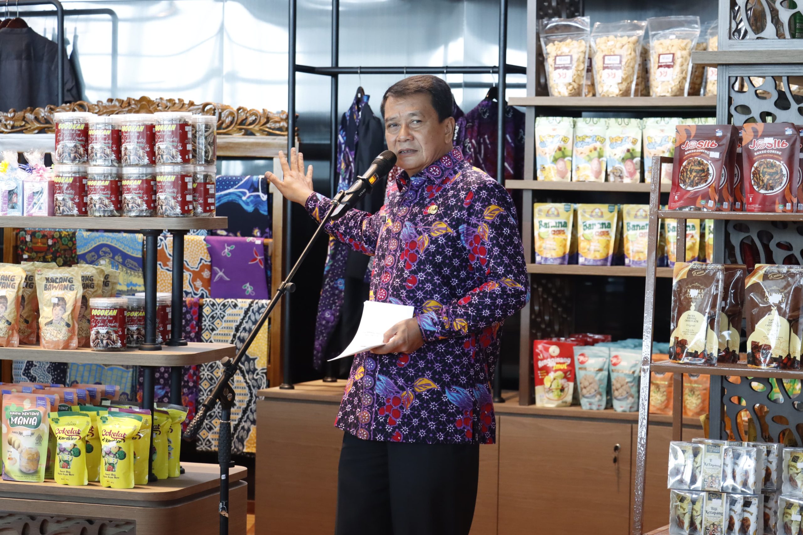 Gerai oleh-oleh UMKM Tangerang hadir di Terminal 3 Soekarno-Hatta, dorong produk lokal tembus pasar nasional dan internasional. Potret Bupati Tangerang Maesyal Rasyid dan jajarannya saat peresmian