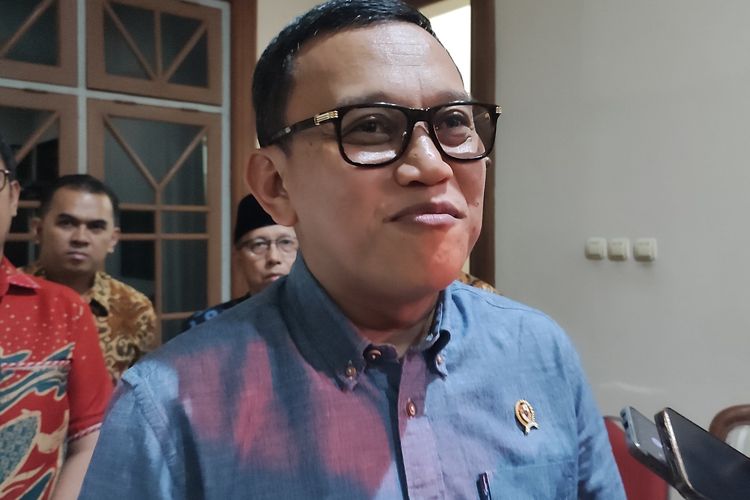 Indonesia mendapatkan peluang besar dengan tawaran penempatan 1,7 juta pekerja migran dari 100 negara. Menteri P2MI Abdul Kadir Karding mendorong Pemkab Magelang untuk memanfaatkan kesempatan ini dengan membentuk bidang khusus dan mengadakan pelatihan kerja terampil. Fokus pelatihan akan disesuaikan dengan kebutuhan negara tujuan seperti Jepang, Taiwan, dan Jerman.