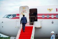 Agung Surahman, ajudan pribadi Presiden Prabowo, menaiki Pesawat Kepresidenan RI-1 dari Bandara Fatmawati Soekarno, Bengkulu, pada Minggu (6/4/2025). (Istimewa)