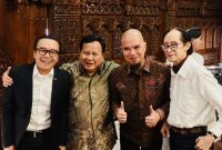 Potret Ahmad Dhani ke-3 dari kiri. (instagram.com/ahmaddhaniofficial)