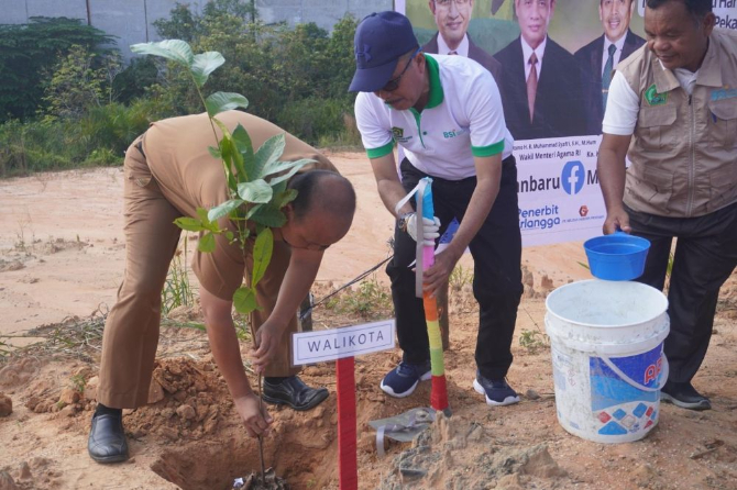 Kemenag Pekanbaru dan MIN 1 tanam pohon matoa dalam rangka Hari Bumi 2025 (Foto: mediacenter.riau.go.id)