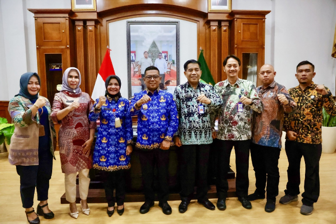 Gubernur Banten Andra Soni menerima kunjungan Kepala BNN Provinsi Banten Brigjen Pol Rohmad Nursahid di Ruang Kerja Gubernur, KP3B Curug, Kota Serang. (Foto: Biro Adpimpro Banten)