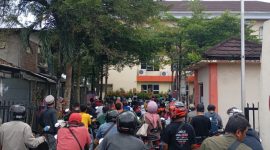 Warga Balaraja mengaku diminta Rp 300 ribu saat ikut pemutihan pajak kendaraan di Samsat Balaraja, diduga praktik pungli terjadi. Potret antrean warga di Samsat Balaraja. (Istimewa)