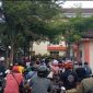 Warga Balaraja mengaku diminta Rp 300 ribu saat ikut pemutihan pajak kendaraan di Samsat Balaraja, diduga praktik pungli terjadi. Potret antrean warga di Samsat Balaraja. (Istimewa)