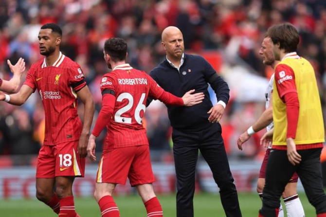 Manajer Arne Slot menyalami para pemain Liverpool usai laga melawan West Ham United (DOK. liverpoolfc.com)