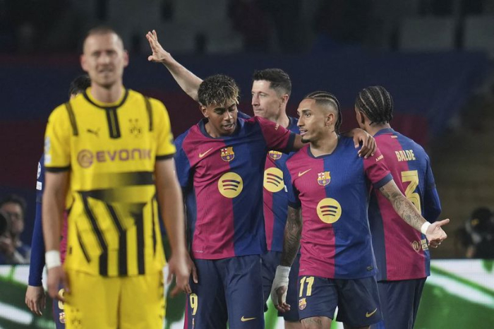 Barcelona hancurkan Dortmund 4-0 di leg pertama perempat final UCL. Lewandowski cetak dua gol, Yamal dan Raphinha ikut menyumbang. (AP Photo/Emilio Mornatetti)