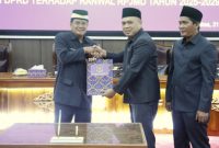 Bupati Tangerang Maesyal Rasyid dan DPRD Kabupaten Tangerang menandatangani nota kesepakatan Ranwal RPJMD 2025–2029. (Foto: Diskominfo Kabupaten Tangerang)
