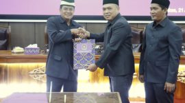 Bupati Tangerang Maesyal Rasyid dan DPRD Kabupaten Tangerang menandatangani nota kesepakatan Ranwal RPJMD 2025–2029. (Foto: Diskominfo Kabupaten Tangerang)