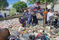 Bupati Tangerang Moch Maesyal Rasyid dan warga, turun ke sungai membersihkan tumpukan sampah di Sungai Golden di Teluknaga, Kabupaten Tangerang, Provinsi Banten, Minggu (7/4/2025). //Dok. Istimewa//