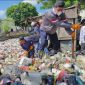Bupati Tangerang Moch Maesyal Rasyid dan warga, turun ke sungai membersihkan tumpukan sampah di Sungai Golden di Teluknaga, Kabupaten Tangerang, Provinsi Banten, Minggu (7/4/2025). //Dok. Istimewa//