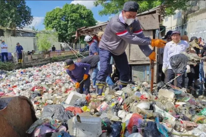 Bupati Tangerang Moch Maesyal Rasyid dan warga, turun ke sungai membersihkan tumpukan sampah di Sungai Golden di Teluknaga, Kabupaten Tangerang, Provinsi Banten, Minggu (7/4/2025). //Dok. Istimewa//