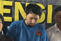 Kasus dugaan pelecehan seksual yang melibatkan Dokter Residen Priguna Anugerah Pratama masih terus berjalan. Polda Jabar menegaskan bahwa perkara ini tidak dapat diselesaikan melalui mekanisme restorative justice karena merupakan pelanggaran yang dilakukan berulang kali. Kepolisian juga membantah adanya kesepakatan damai maupun pencabutan laporan. Proses hukum tetap berlanjut, termasuk pemeriksaan terhadap tiga korban, dua di antaranya merupakan pasien di RSHS Bandung. (Kredit Foto via ANTARA)