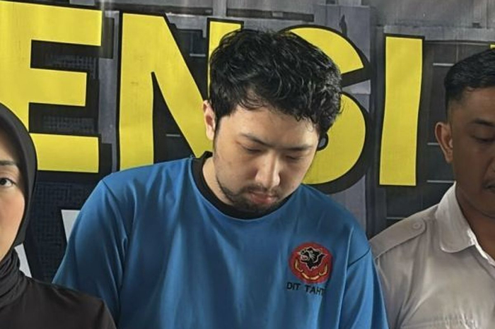 Kasus dugaan pelecehan seksual yang melibatkan Dokter Residen Priguna Anugerah Pratama masih terus berjalan. Polda Jabar menegaskan bahwa perkara ini tidak dapat diselesaikan melalui mekanisme restorative justice karena merupakan pelanggaran yang dilakukan berulang kali. Kepolisian juga membantah adanya kesepakatan damai maupun pencabutan laporan. Proses hukum tetap berlanjut, termasuk pemeriksaan terhadap tiga korban, dua di antaranya merupakan pasien di RSHS Bandung. (Kredit Foto via ANTARA)