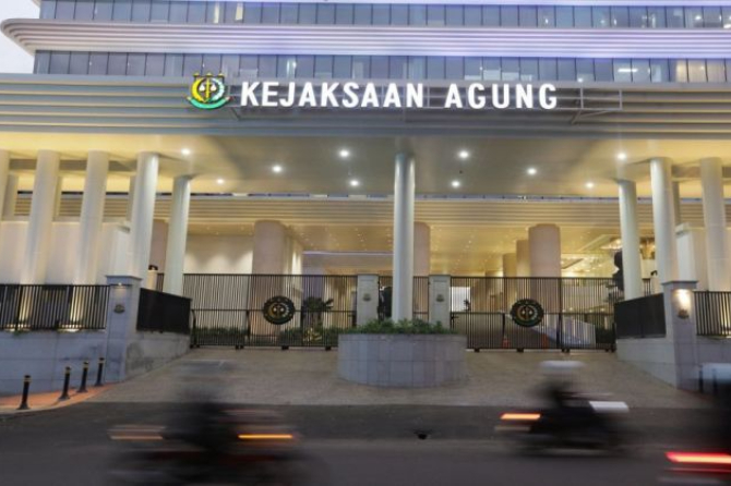 Barang bukti uang tunai dan mobil mewah yang disita Kejagung dalam kasus suap putusan lepas korupsi ekspor CPO.