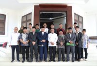 Gubernur Banten, Andra Soni, menerima kunjungan FSPP untuk membahas program sekolah gratis dan pendataan pesantren. (Kredit Foto Via Biro Adpimpro Banten)