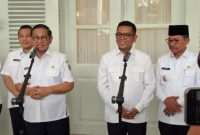 Gubernur Banten Andra Soni (kanan) bersama Gubernur DKI Jakarta Pramono Anung (kiri) saat kunjungan di Balai Kota Jakarta, Rabu (8/4/25). Pertemuan keduanya membahas sejumlah isu lintas wilayah, termasuk banjir, sampah, dan rencana perluasan jalur MRT. (Sumber: Istimewa)