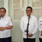 Gubernur Banten Andra Soni (kanan) bersama Gubernur DKI Jakarta Pramono Anung (kiri) saat kunjungan di Balai Kota Jakarta, Rabu (8/4/25). Pertemuan keduanya membahas sejumlah isu lintas wilayah, termasuk banjir, sampah, dan rencana perluasan jalur MRT. (Sumber: Istimewa)
