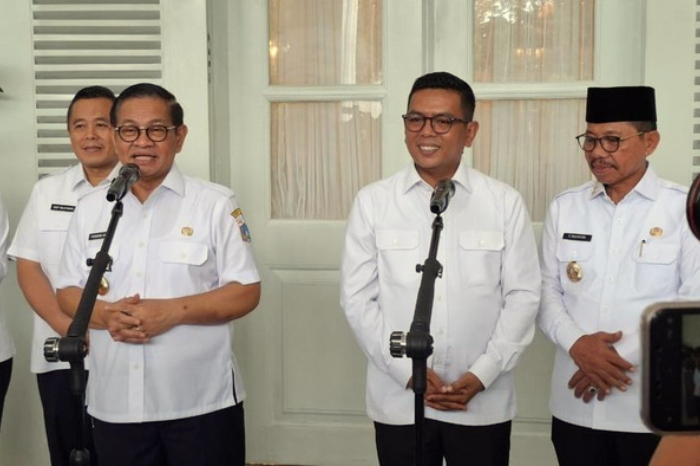 Gubernur Banten Andra Soni (kanan) bersama Gubernur DKI Jakarta Pramono Anung (kiri) saat kunjungan di Balai Kota Jakarta, Rabu (8/4/25). Pertemuan keduanya membahas sejumlah isu lintas wilayah, termasuk banjir, sampah, dan rencana perluasan jalur MRT. (Sumber: Istimewa)