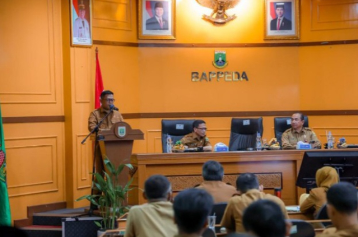 Gubernur Banten, Andra Soni, memberikan arahan terkait penyusunan Renstra 2025–2029 berbasis data lapangan untuk meningkatkan pelayanan publik dan mendukung pembangunan daerah. (Foto: Istimewa)