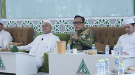 Wakil Menteri Ketenagakerjaan, Noel, bertemu dengan Habib Rizieq di HRS Center, Jakarta. Mereka membahas pembangunan demokrasi, toleransi beragama, dan menanggapi anggapan radikalisasi terhadap Habib Rizieq. (Istimewa)
