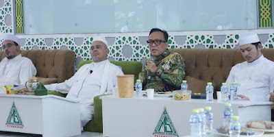 Wakil Menteri Ketenagakerjaan, Noel, bertemu dengan Habib Rizieq di HRS Center, Jakarta. Mereka membahas pembangunan demokrasi, toleransi beragama, dan menanggapi anggapan radikalisasi terhadap Habib Rizieq. (Istimewa)
