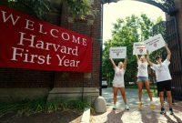 Harvard gratiskan kuliah S1 bagi keluarga berpenghasilan kurang lebih 100.000 dolar AS per tahun, berlaku untuk mahasiswa lokal dan internasional. Potret mahasiswa Harvard mengucapkan selamat datang di Universitas Harvard. (Dok. news.harvard.edu)