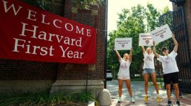 Harvard gratiskan kuliah S1 bagi keluarga berpenghasilan kurang lebih 100.000 dolar AS per tahun, berlaku untuk mahasiswa lokal dan internasional. Potret mahasiswa Harvard mengucapkan selamat datang di Universitas Harvard. (Dok. news.harvard.edu)