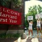 Harvard gratiskan kuliah S1 bagi keluarga berpenghasilan kurang lebih 100.000 dolar AS per tahun, berlaku untuk mahasiswa lokal dan internasional. Potret mahasiswa Harvard mengucapkan selamat datang di Universitas Harvard. (Dok. news.harvard.edu)
